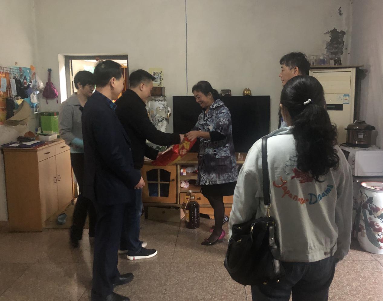 走訪慰問困難戶，真情關(guān)愛暖人心