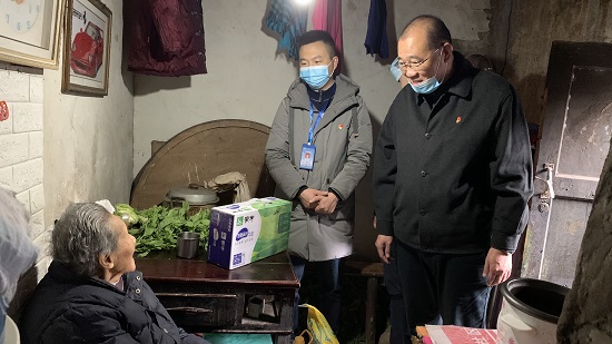 集團(tuán)公司慰問“雙包雙?！鄙鐓^(qū)困難群眾